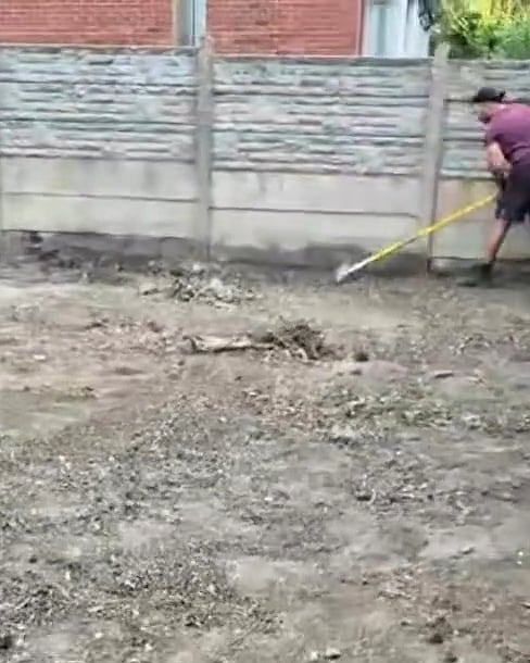 Garden before: bare, dug-over ground in front of a concrete fence